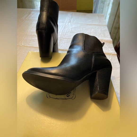 Lucky Brand Chelsea Style leather Ankle Boots - Picture 3 of 7